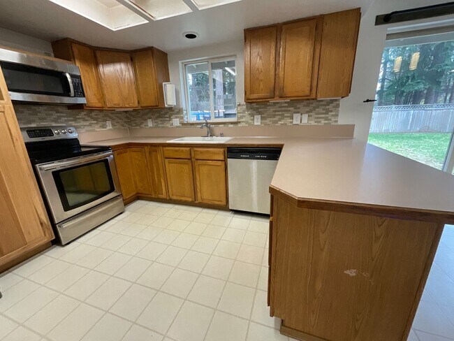 Building Photo - Beautiful 3 Bedroom 2 Bath Home at Lawrence Lake!