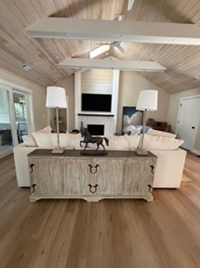 Building Photo - Lovely Remodeled Home In Hilton Head Plantation