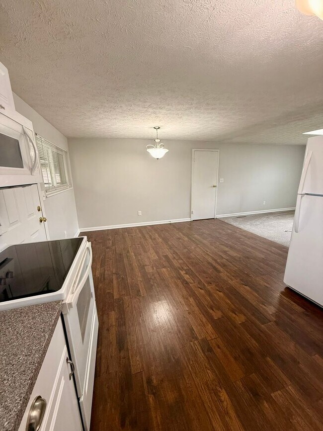 Building Photo - Updated 3BR Brick Ranch | Screened Porch | Attached Garage