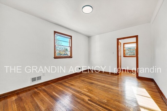 Building Photo - 3203 Roundhill Ave NW