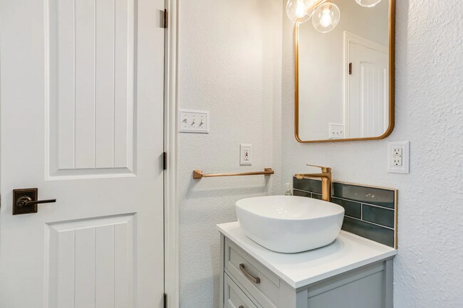 Building Photo - 2045 Weston Rd