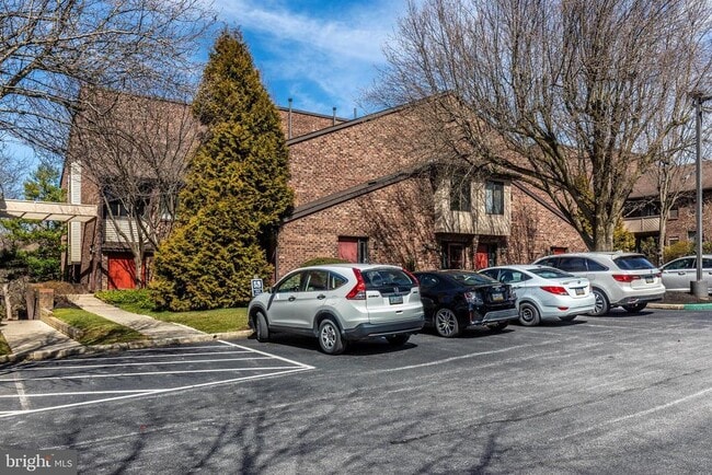 Building Photo - 703 Mountainview Dr