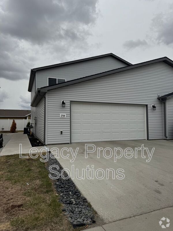 Building Photo - 719 Hillcrest Dr SE