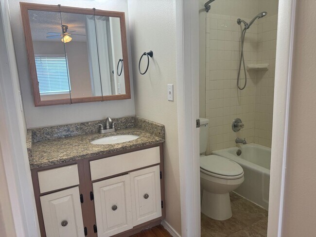 Building Photo - 5 bedroom, 3 bath, 2 car on acreage near t...