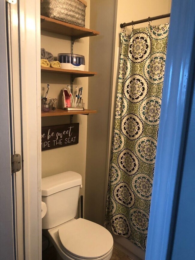 Building Photo - 2 Bedroom home with garage in Mayfield Hts!