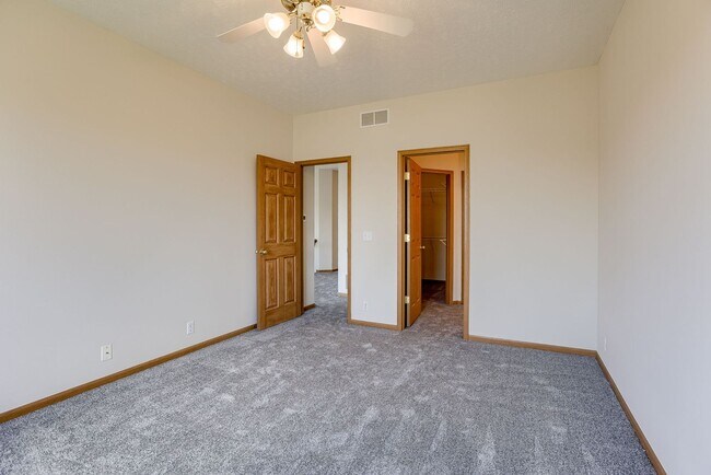 Building Photo - Spacious 3 Bedroom Gem In Southwest Omaha!!