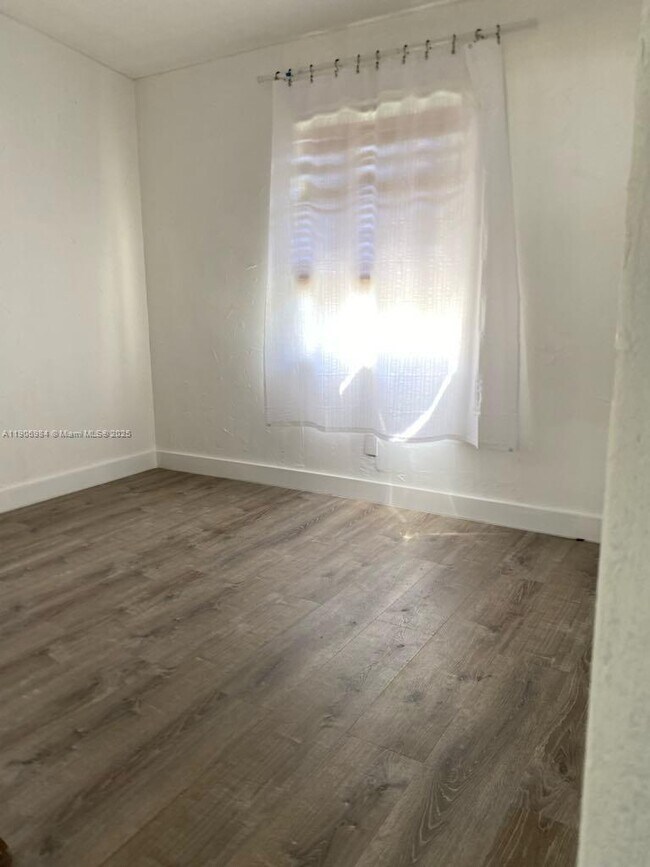 Building Photo - 413 NE 8th St