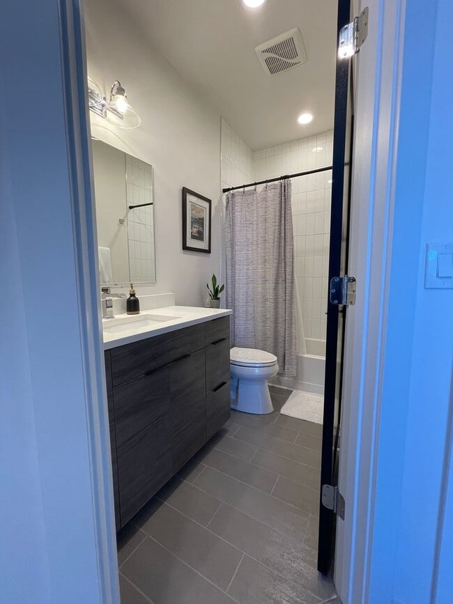 Building Photo - Modern 2BR + Office Townhome with Rooftop Deck in Prime Sunnyside/Highlands Location