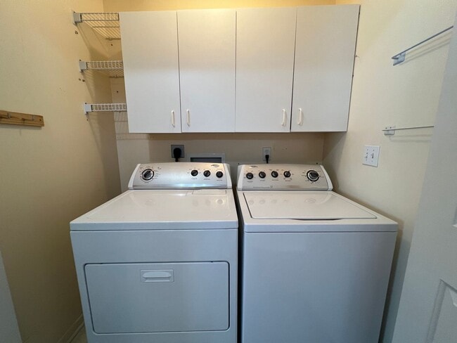 Building Photo - Beautiful 2-bedroom, 2-bathroom Townhome!