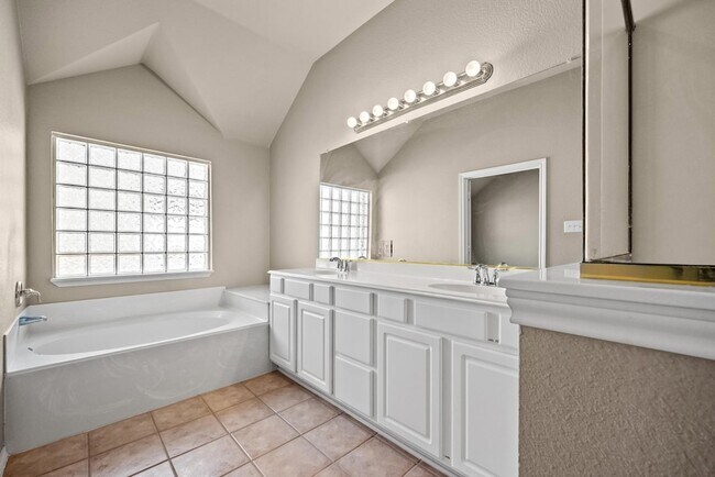 Building Photo - 4617 Kingsway Ln