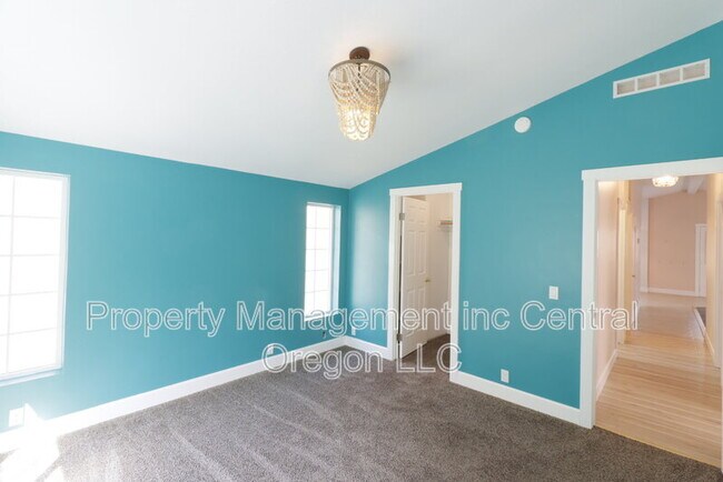 Building Photo - 15550 Rim Dr