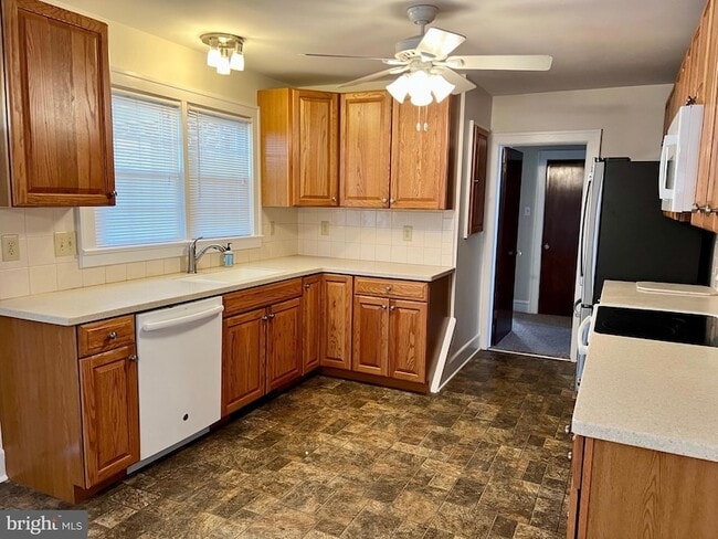 Building Photo - 289 N River Dr