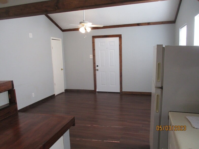 Building Photo - 1210 N Oak St
