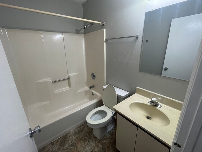 Building Photo - Cozy 2 bed 1.5 Bath Condo With Car Port