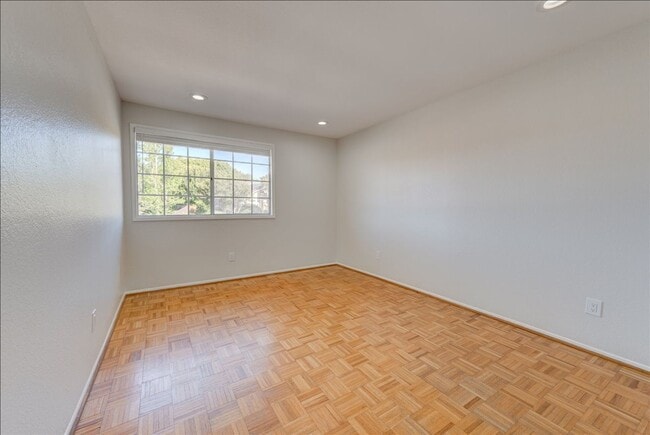 Building Photo - 407 Village Center Dr