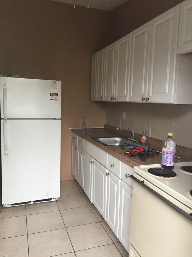 Building Photo - Nice 3-1 house next to SWAP SHOP