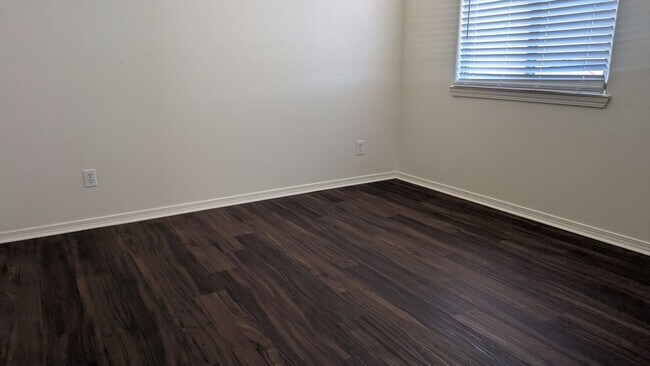 Building Photo - Beautiful 3 bedroom/1 bath in gated community. Call or come by to view!