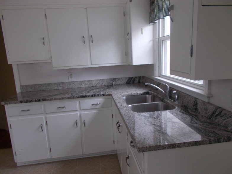 Building Photo - 25 Trumbull Ave SE