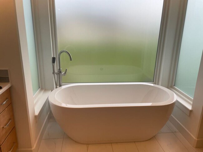 Building Photo - 2702 N Eagle St