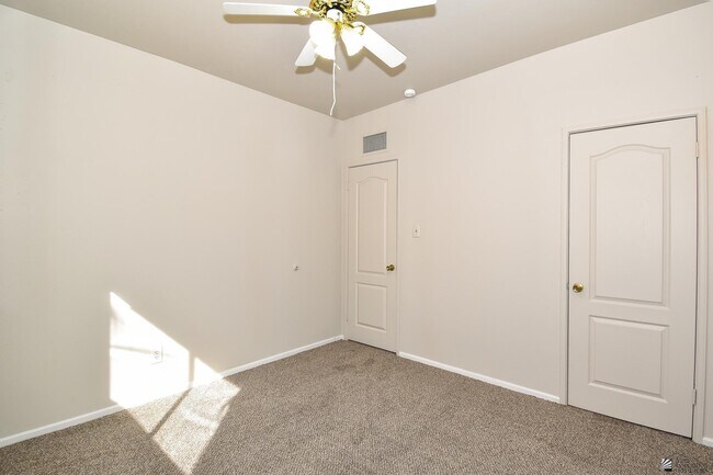 Building Photo - 143 S Sunset Ave
