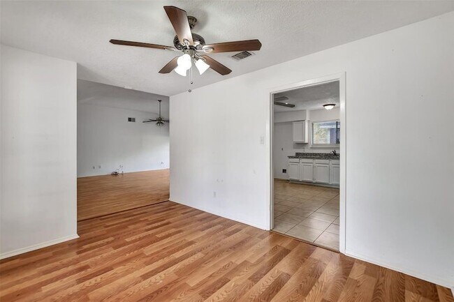 Building Photo - 1311 Oak Hollow Dr
