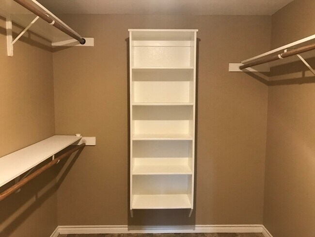 Building Photo - 3/2 super clean and move in ready in MIDWAY ISD