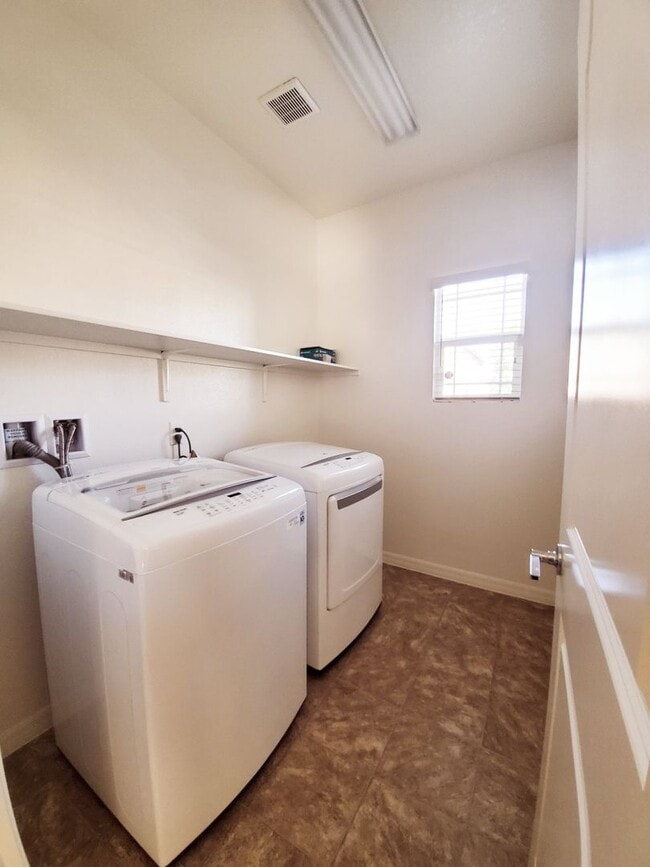 Building Photo - 3 BEDROOM HOME WITH ROOFTOP DECK! STRIP VIEWS!