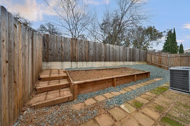Building Photo - Updated 2 Bed, 2 Bath Duplex with Private Fenced Yard in Rescue!