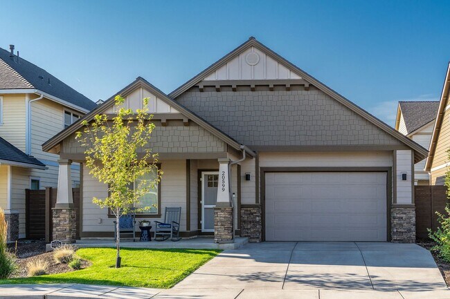 Building Photo - Furnished Spacious Home, Fully Equipped Kitchen, Garage Included