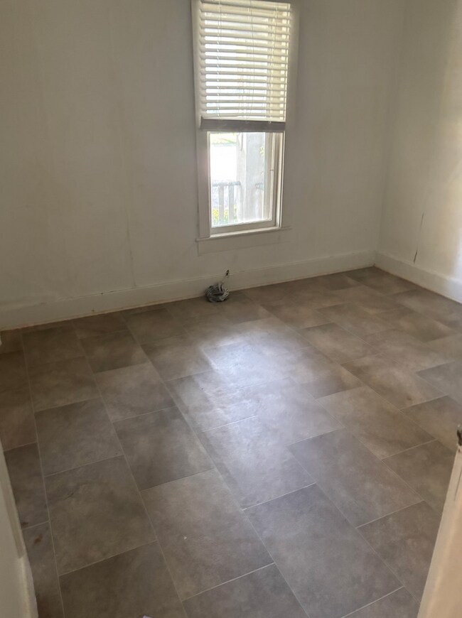 Building Photo - 4 bed 1 bath