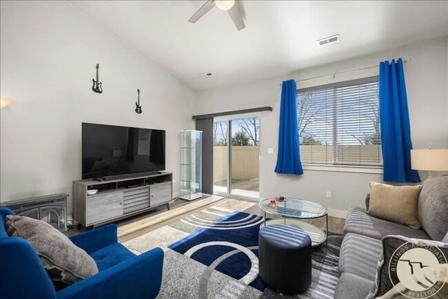 Building Photo - Super clean and Newer 2 bed 2 bath