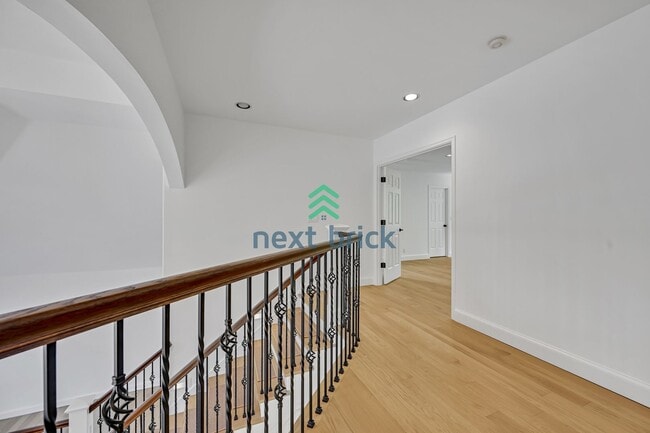 Building Photo - Beautiful Bellevue Home with 4 Beds + Bonu...