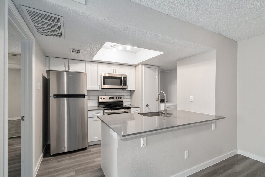 Building Photo - The Emily Apartments at North Dallas