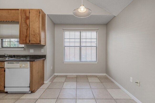Building Photo - Charming 3BR/2BA with Fenced Yard & Commun...