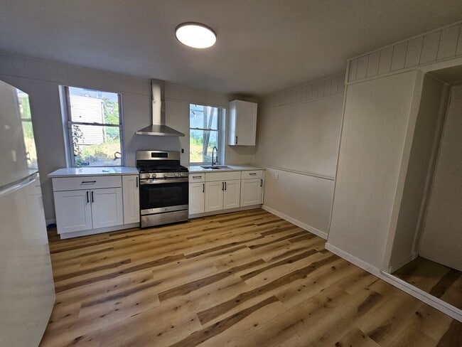 Building Photo - Newly updated 1 bedroom 1 bath apartment f...