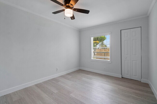 Building Photo - 137 SW 9th Ave