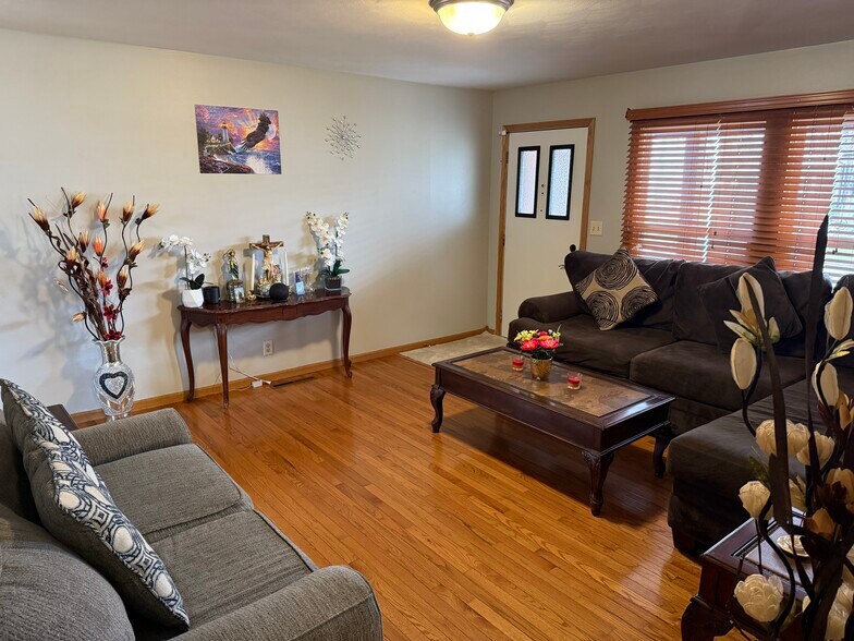 Building Photo - 2225 Yount St