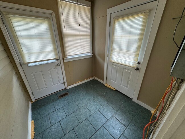 Building Photo - Large Historical 3/2 House in Summerville-$1,595