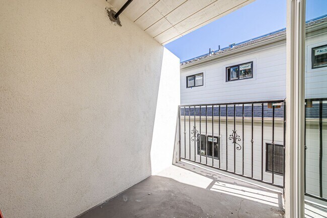 Building Photo - Modern Upstairs 3-Bed/2-Bath at 4222 – 1 M...