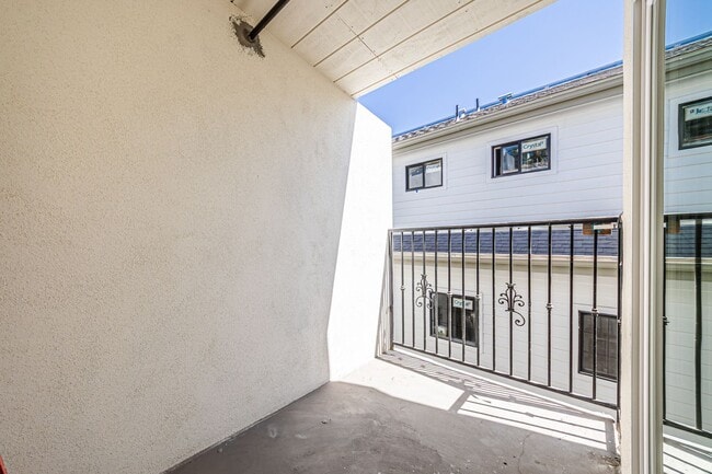 Building Photo - Modern Upstairs 3-Bed/2-Bath at 4222 – Two...