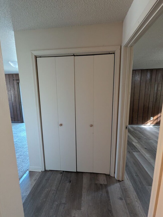 Building Photo - Upstairs 2 Bedroom Apartment