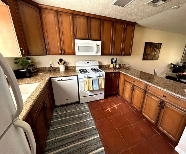 Building Photo - 206 Lakecrest Ln