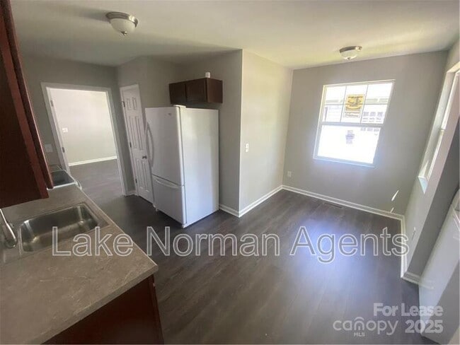 Building Photo - 728 E Pine St