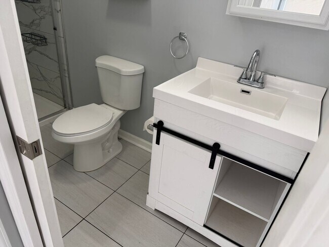 Building Photo - 2-Bedroom, 1 Bath Single Family for Rent in Middletown , OH|  Modern Kitchen