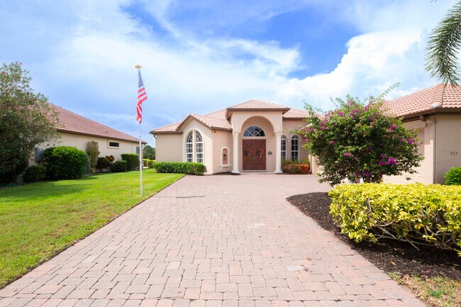 Building Photo - 923 SW Grand Reserves Blvd