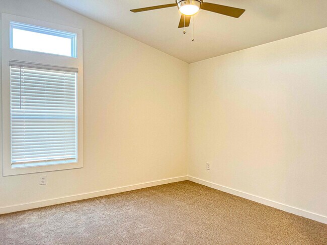 Building Photo - 1222 Westgate Vlg Dr