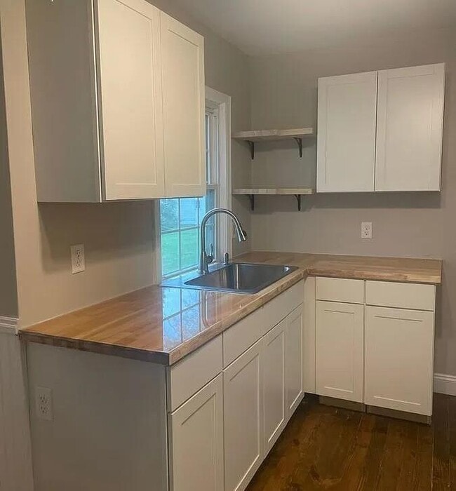 Building Photo - 715 Botham Ave