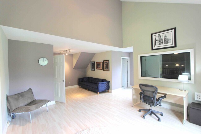 Building Photo - 5711 Chadwick Ln