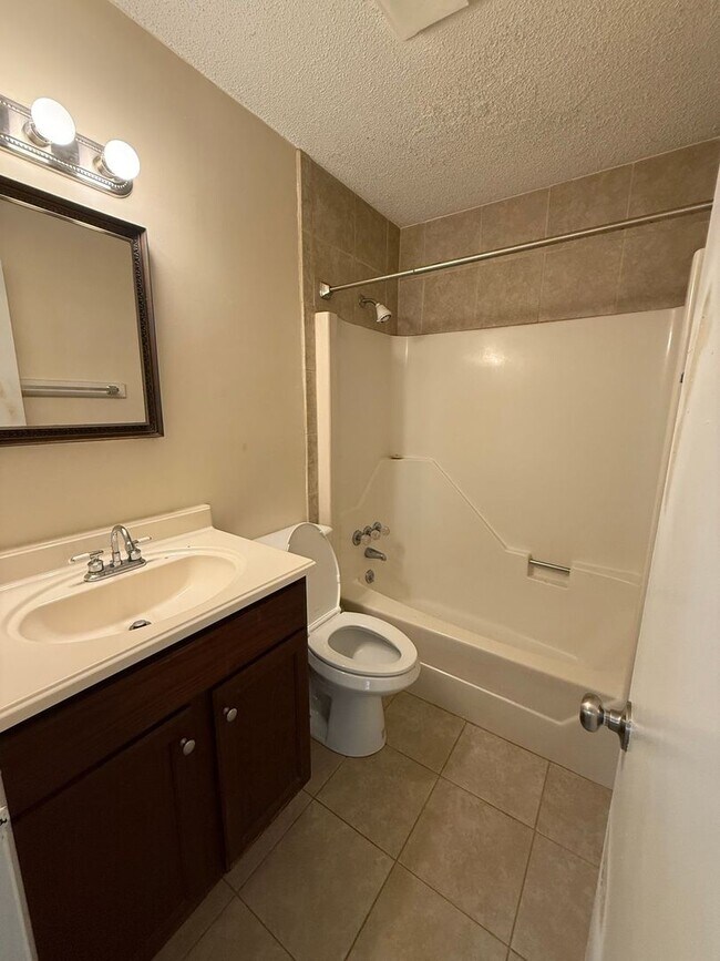 Building Photo - 107 Twinwood Ct