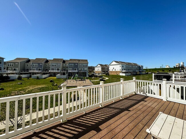 Building Photo - Stunning and Spacious 4 Bed 3.5 Bath End Unit Townhome In Highly Desired Goose Creek Club